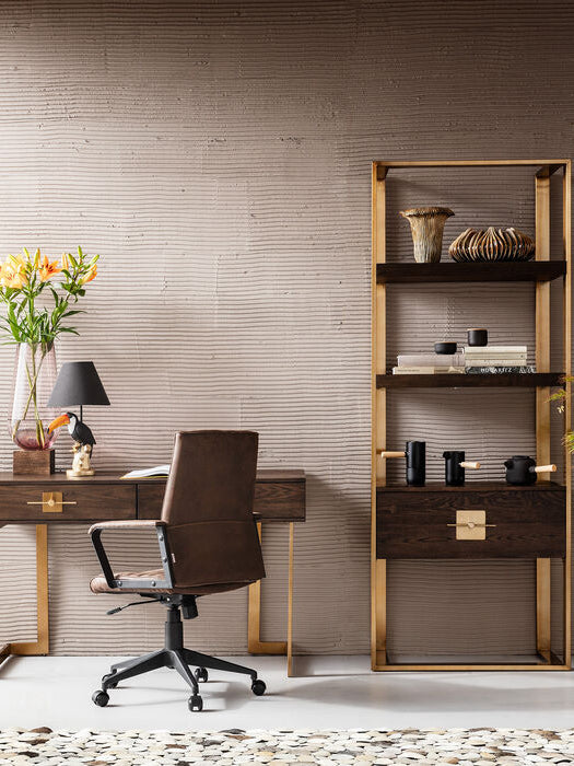 Elegantes Büro-Set: Brauner KARE Labora Bürostuhl mit dunkelbraunem Schreibtisch und passendem Regal in Gold