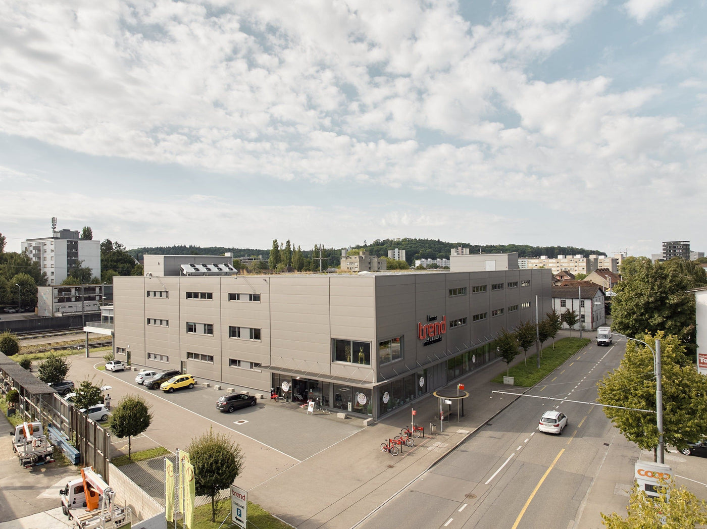 Kauer Trend Möbelmarkt Luftaufnahme – modernes Geschäftsgebäude mit Parkplatz in städtischer Umgebung, Schweiz