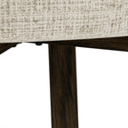 Nahaufnahme eines modernen Stuhls mit beigem Polsterstoff und dunklem Holzgestell in minimalistischem Design.