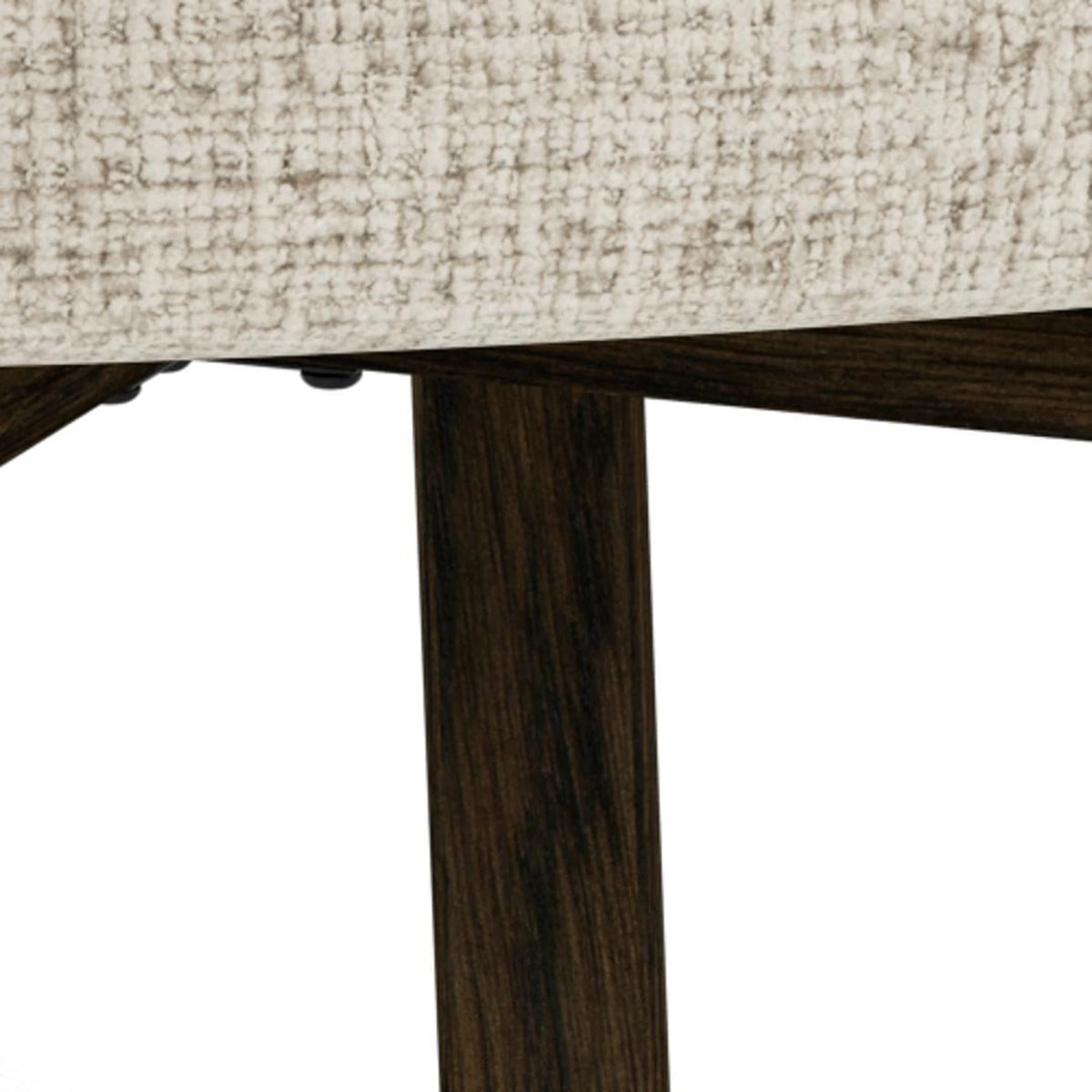 Nahaufnahme eines modernen Stuhls mit beigem Polsterstoff und dunklem Holzgestell in minimalistischem Design.