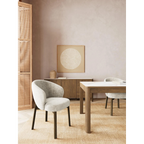 Modernes Esszimmer mit Holztisch, grauem Polsterstuhl und minimalistischer Wanddekoration