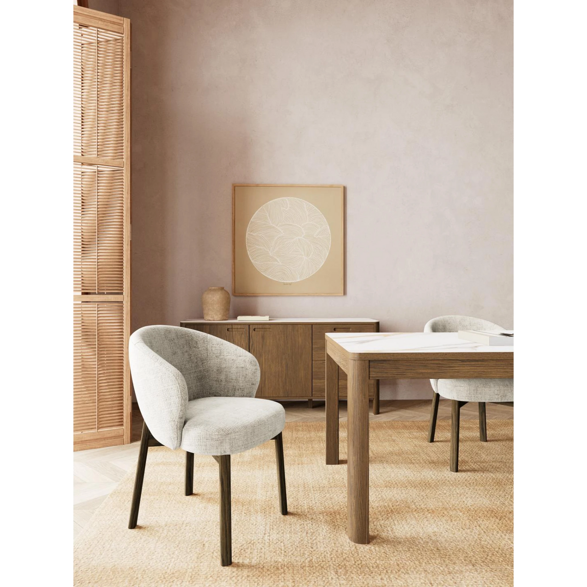 Modernes Esszimmer mit Holztisch, grauem Polsterstuhl und minimalistischer Wanddekoration
