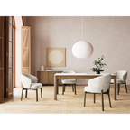 Modernes Esszimmer mit Holztisch, beigen Stühlen und minimalistische Wanddeko in Naturfarben.