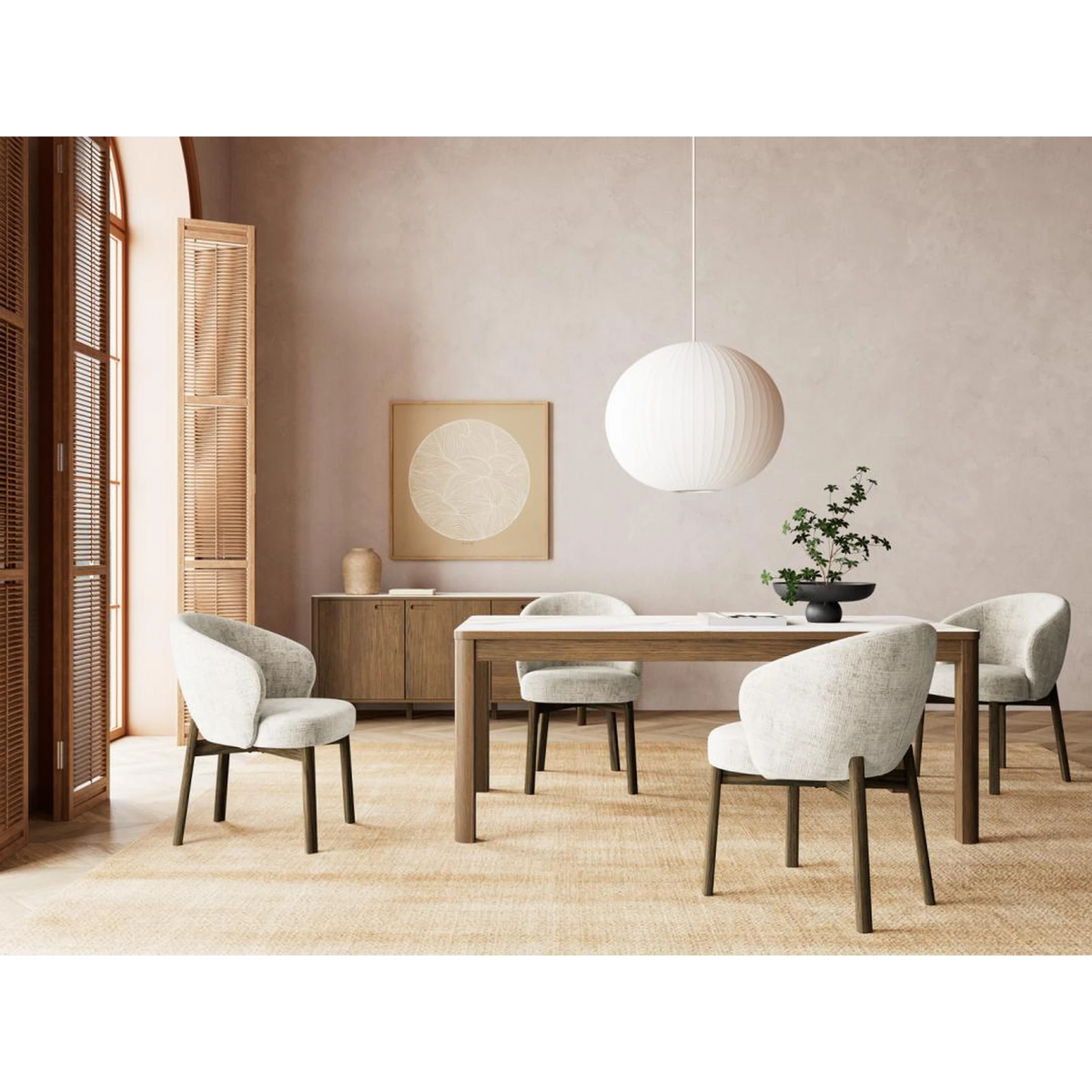 Modernes Esszimmer mit Holztisch, beigen Stühlen und minimalistische Wanddeko in Naturfarben.