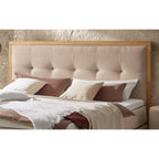 Modernes Polsterbett mit Holzrahmen und beige-braunem Kopfteil mit Dekokissen