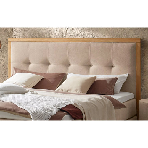 Modernes Polsterbett mit Holzrahmen und beige-braunem Kopfteil mit Dekokissen