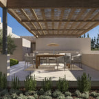 Elegante Terrasse mit Pergola, Holz-Esstisch, hellen Stühlen und mediterraner Bepflanzung