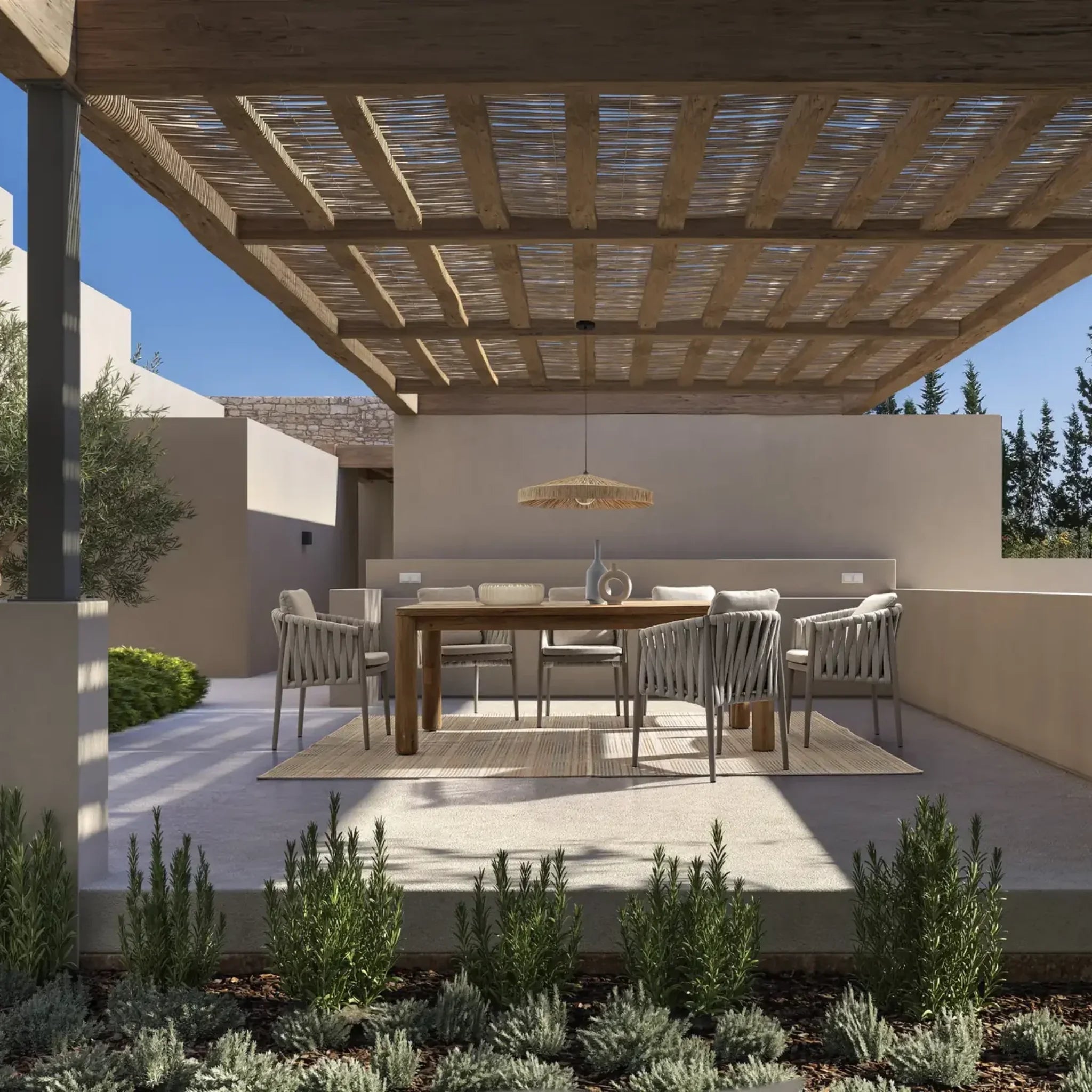 Elegante Terrasse mit Pergola, Holz-Esstisch, hellen Stühlen und mediterraner Bepflanzung