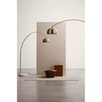 Elegante Bogenlampe mit Marmorbase und Metallschirm in Silber und Gold, minimalistisches Wohndesign