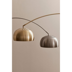 Zweiarmige Bogenlampe mit Messing- und Silber-Schirmen, perforierte Halbkugel-Lampenschirme, modernes Design