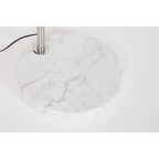 Stehlampe mit rundem weissem Marmorfuss und silbernem Metallstab – elegante Bodenleuchte im modernen Stil