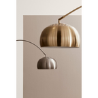 Zwei elegante Bogenlampen in Gold und Silber mit Halbkugel-Schirm und Lochdesign – modernes Wohnzimmer-Highlight