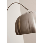 Stehlampe mit geschwungenem Bogen und rundem Metallschirm in gebürstetem Silber-Grau, modernes Design