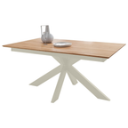 Moderner Esstisch mit natürlicher Holzplatte und weißem Sternfuss, dekoriert mit Vase, Glas und Teller