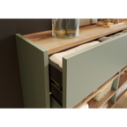 Germania Mehrzweckschrank Ameca in Salbeigrün mit Holzdekor, offene Schublade mit Flechtkorb-Detail