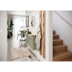 Moderner Mehrzweckschrank Ameca in Grün mit Holzoptik, Garderobe und Spiegel im hellen Eingangsbereich mit Treppe.