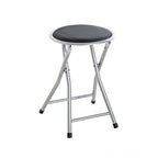 Schwarzer Klapphocker mit rundem Sitzpolster und silbernem Aluminiumgestell, faltbar und platzsparend.