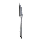 Schwarzer Klapphocker aus Aluminium, zusammengeklappt, schlank und platzsparend stehend.