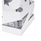 Weißer metallischer Schirmständer mit glänzender Oberfläche und modernen Ausschnitten, quadratische Basis.