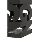 Schwarzer moderner Schirmständer aus Metall mit ausgeschnittenen Buchstaben als Design, eckige Form.
