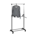 Rollgarderobe Tami in Schwarz/Chrom mit grauem Cardigan auf Kleiderbügel, höhenverstellbar, auf Rollen