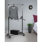 Rollgarderobe Tami in Schwarz/Chrom mit Kleiderstange, Hakenhalter und Schublade auf Rollen im Schlafzimmer