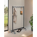 Rollgarderobe mit Metallgestell auf Rollen, Hakenleiste, Mantel, Handtasche und schwarzen High Heels