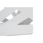 Weißer Schirmständer Haku im Detail, modernes Design mit diagonalen Schlitzen und glänzenden Metalleinsätzen