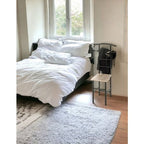 Herrendiener Stuhl Rita aus Metall mit Holzsitz im modernen Schlafzimmer neben Doppelbett