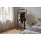 Schwarzer Herrendiener Björn von Haku im Schlafzimmer mit aufgehängten Kleidungsstücken, elegantes Metall-Design