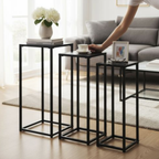 3er-Set Blumensäulen Blackburn aus schwarzem Metall im modernen Wohnzimmer mit Vase und Tasse