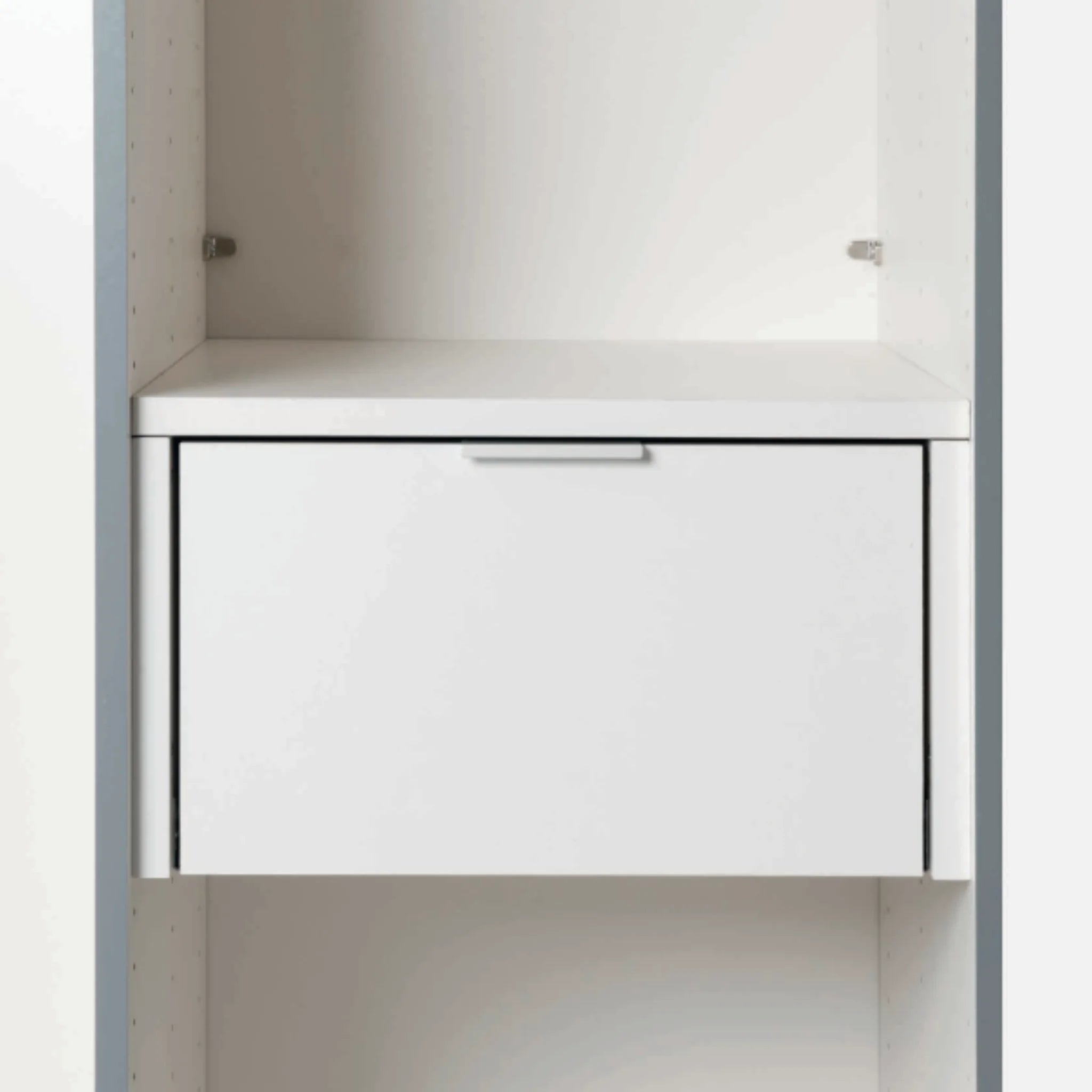 Petit tiroir intérieur haut de Jutzler - poignée en aluminium blanc crème avec mécanisme de fermeture amortie