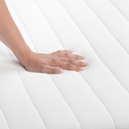 Hand drückt auf weiße gesteppte Bico Kids Matratze 90x200 cm – weiche Oberfläche für erholsamen Kinderschlaf