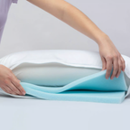 Bico Clima Flow Kissen 40x60 mit herausnehmbarer blauer Kühlschaum-Einlage, von Händen geöffnet