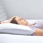 Frau schläft entspannt auf weißem Bico Clima Flow Kissen 40x60 cm in hellem Schlafzimmer