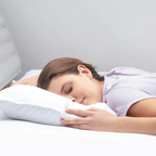 Frau schläft entspannt auf weißem Bico Clima Flow Kissen 40x60 cm in hellem Schlafzimmer