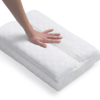 Hand drückt auf weißes Bico Clima Flow Kissen 40x60 cm mit atmungsaktivem Bezug
