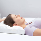 Frau liegt entspannt auf weißem Bico Clima Flow Kissen 40x60 für optimale Nackenunterstützung