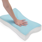 Hand drückt auf ergonomisches Bico Vita Adapt Nackenstützkissen 40x60 cm mit blauem Gel-Memory-Foam-Bezug