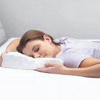 Frau schläft auf weißem Bico Vita Adapt Ergokissen 40x60 cm – optimale Stützung für erholsamen Schlaf