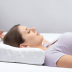 Frau liegt auf weißem BICO Vita Adapt Ergonomie-Kissen 40x60 cm für optimale Nackenunterstützung