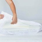 Clima Luxe Vario Kissen 50x70 cm – Hände legen Schaumstoffkissen in weissen Kissenbezug ein