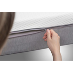 Bico Matratze Basic02 90x200 mit abnehmbarem Bezug – Hand öffnet grauen Reissverschluss