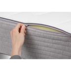 Hand öffnet Reißverschluss der Bico Basics 4 Matratze 90x200 cm und zeigt grünen Memoryschaum-Kern