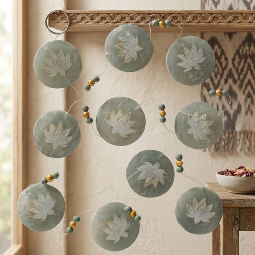 Capiz Girlade Bali Windspiel grün - Deko Hänger mit Lotus-Motiv aus Muschelkern