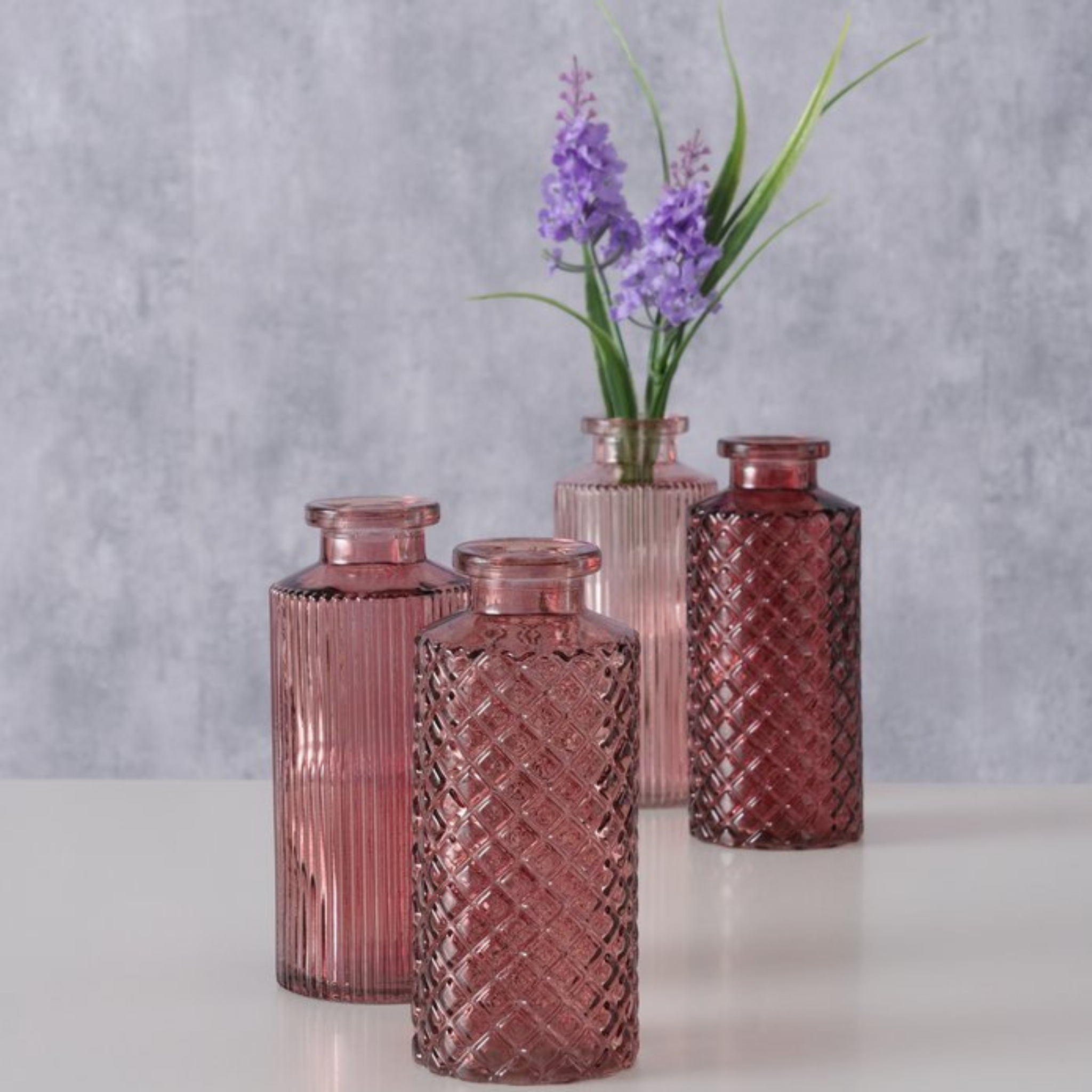 Rosa Glasvasen Set 4-teilig Panja von Boltze - Elegante Deko-Vasen mit Struktur und lila Blumen