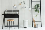Brabantia Treteimer New Icon 12L Weiss im modernen Homeoffice mit schwarzem Schreibtisch und Holzhocker