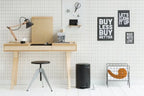 Brabantia Tretheimer New Icon Matt Black 12L vor Holzschreibtisch mit Designerlampe und Motivpostern