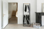 Brabantia Kleiderständer Linn Schwarz mit Holzstange und Ablageböden in modernem Wohnzimmer
