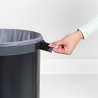 Brabantia Wäschekorb 60L mit grauem Wäschesack – Hand befestigt Klettverschluss am schwarzen Korb